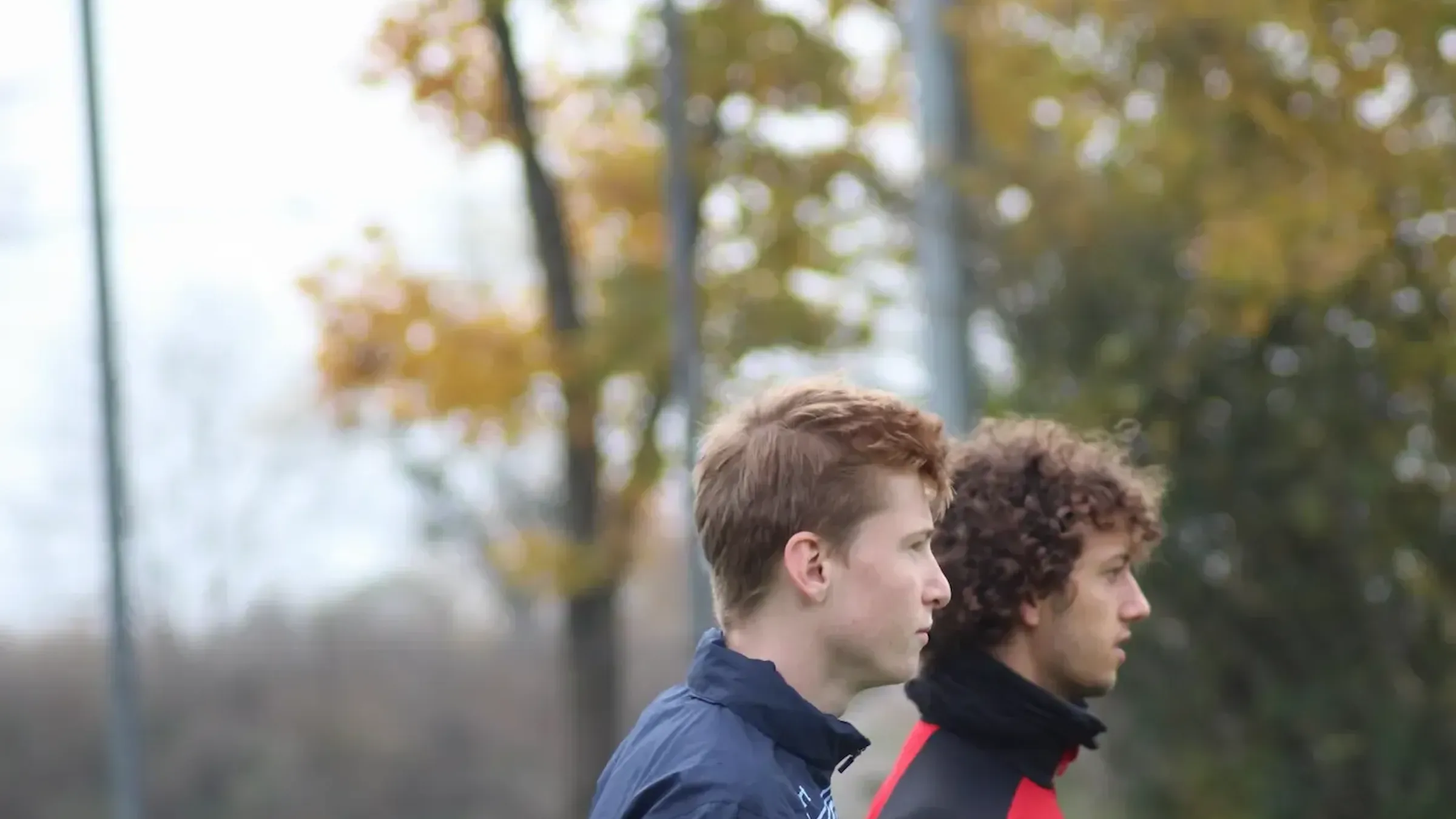 Zwei Spieler des TSV Ludwigsfeld am Fußballplatz, passend zu lokalem Sponsoring im Münchner Norden mit Jugend, Vereinsaufbau und regionaler Sichtbarkeit.